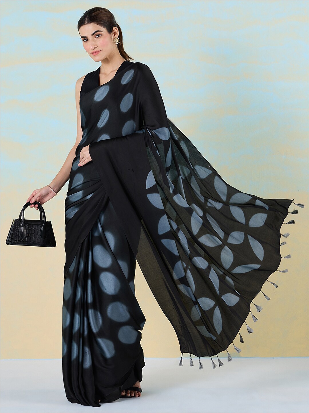 

navyasa by liva Polka Dots Printed Liva Saree, Black