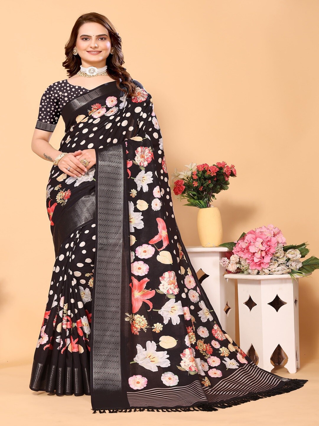 

ARYZE Floral Printed Woven Design Zari Saree, Black