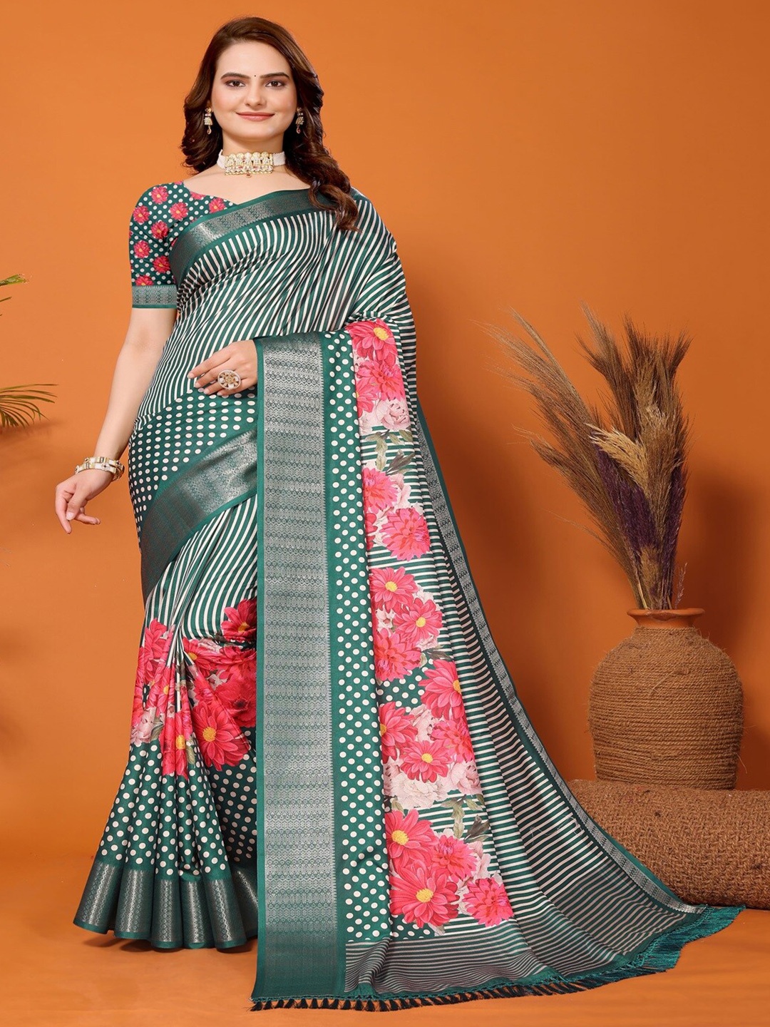 

ARYZE Floral Printed Woven Design Zari Saree, Green