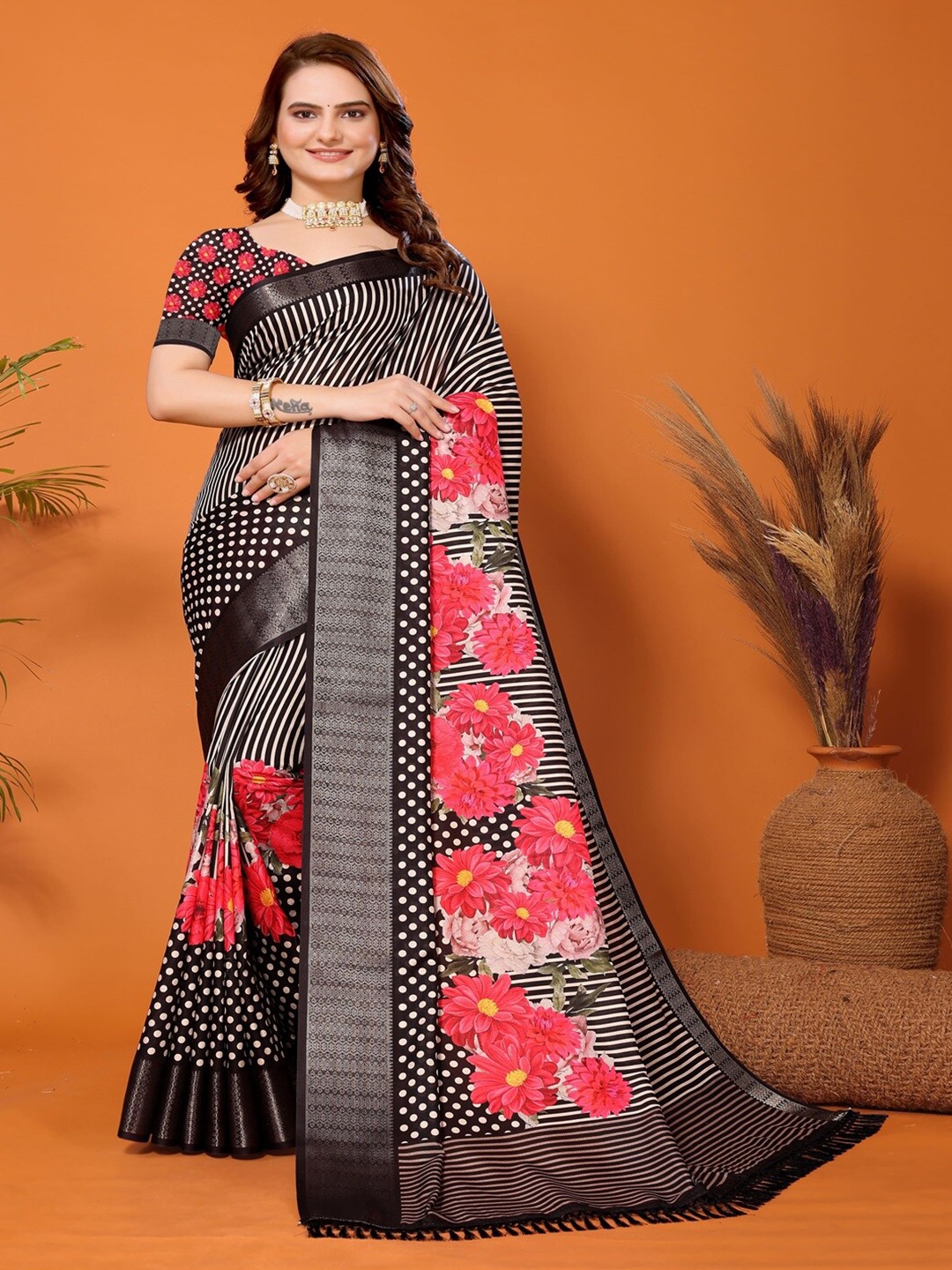 

ARYZE Floral Printed Woven Design Zari Saree, Black
