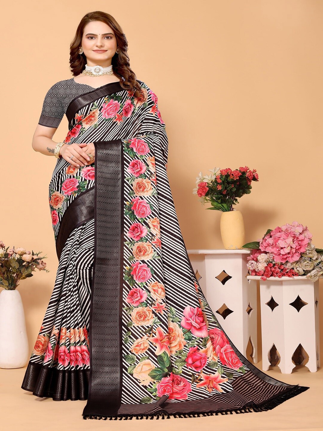 

ARYZE Floral Printed Woven Design Zari Saree, Black