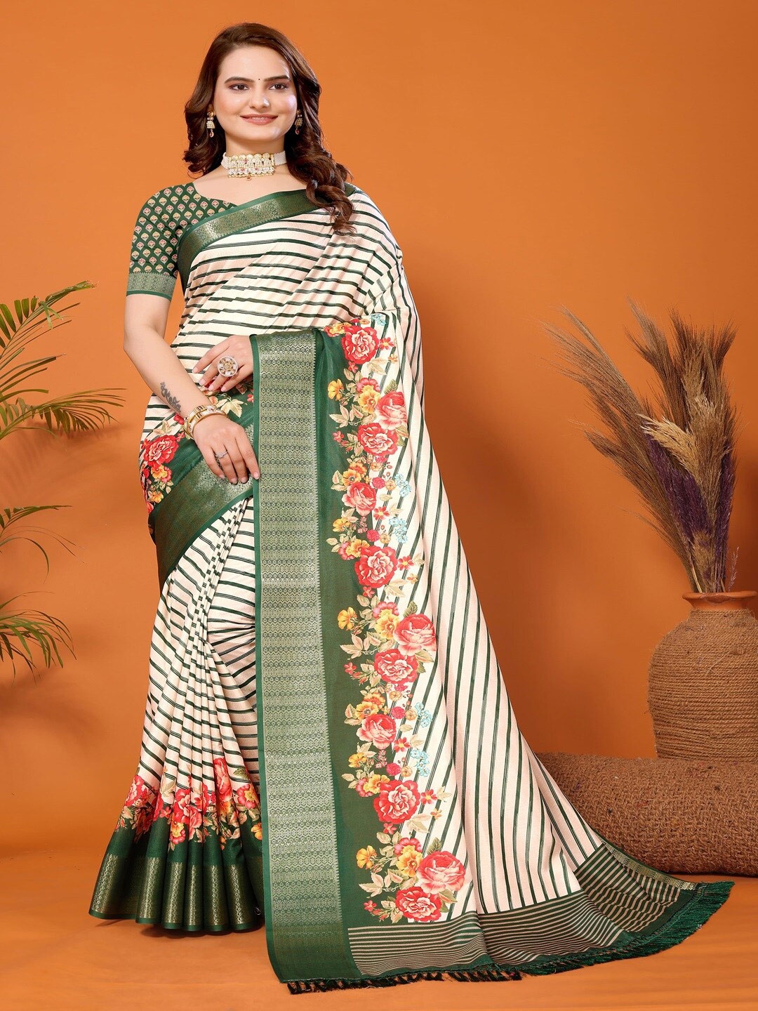 

ARYZE Floral Printed Zari Saree, Green