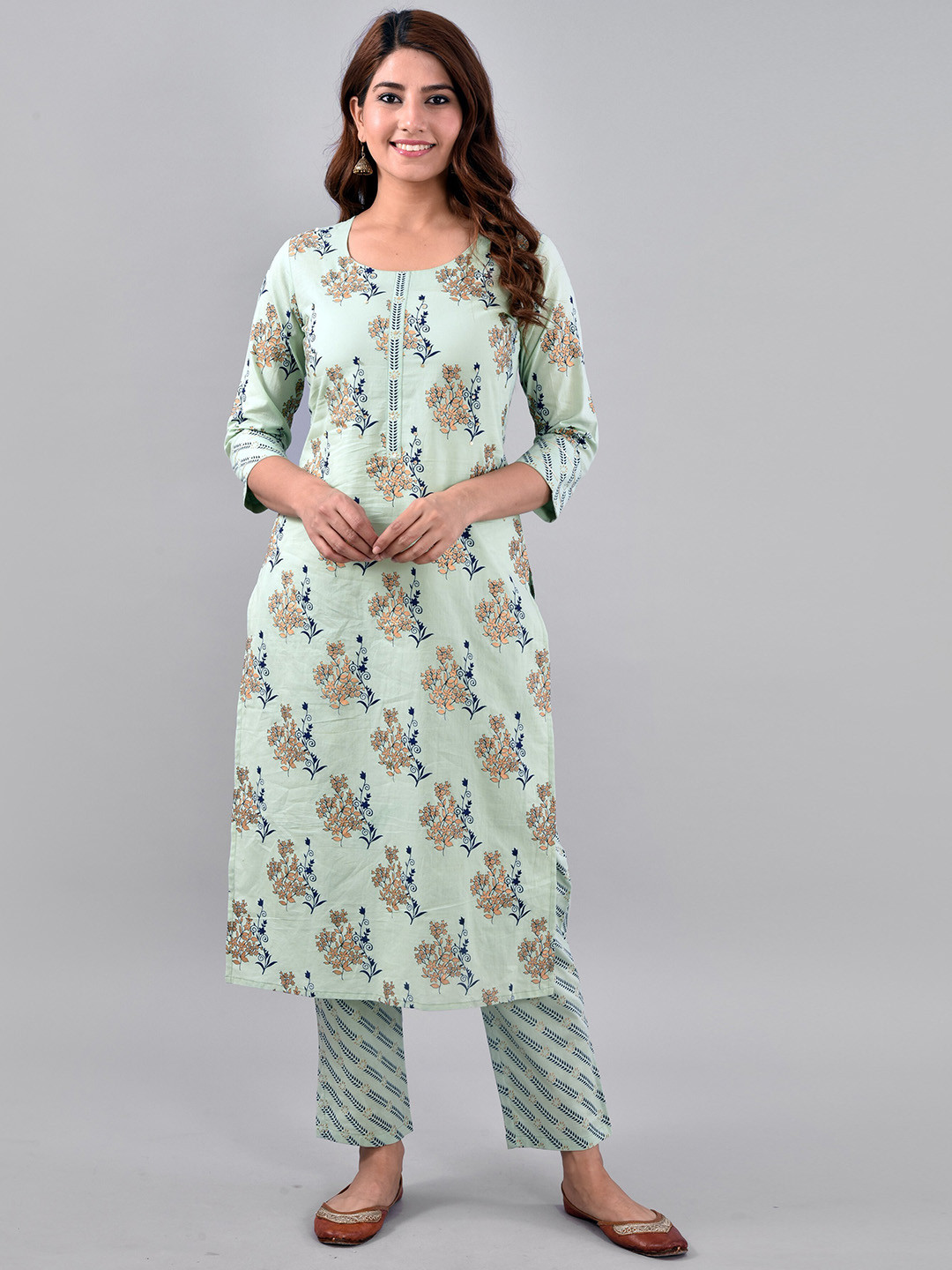 

AAYUMI Floral Printed Regular Round Neck Three-Quarter Sleeves Straight Kurta with Pyjama, Green