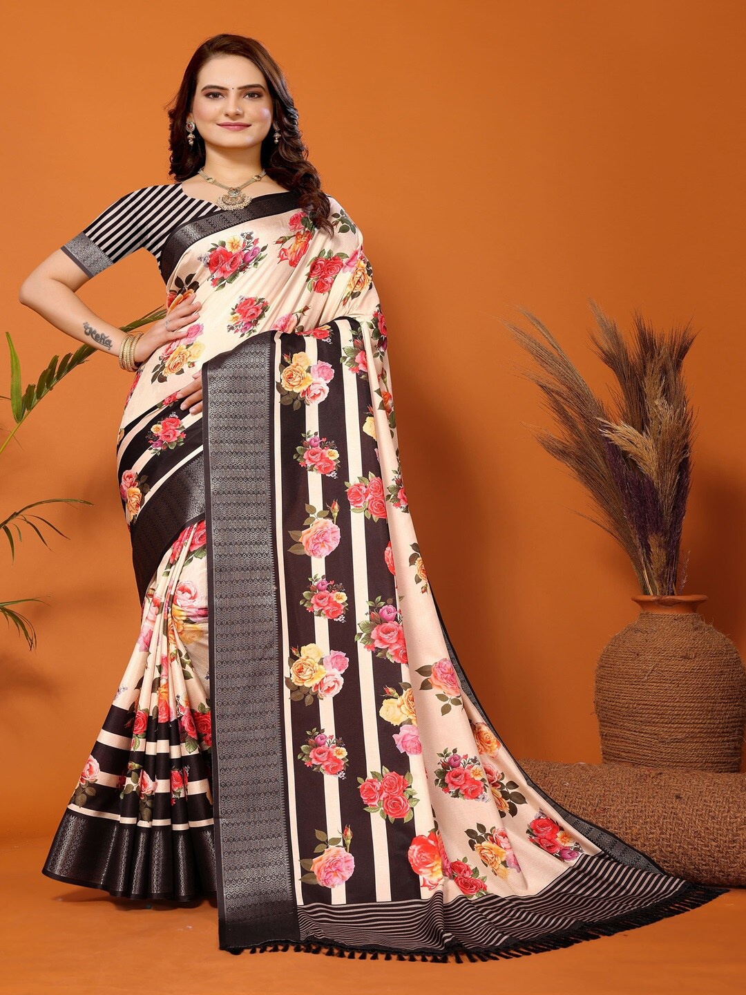 

ARYZE Floral Printed Zari Detailed Saree, Cream