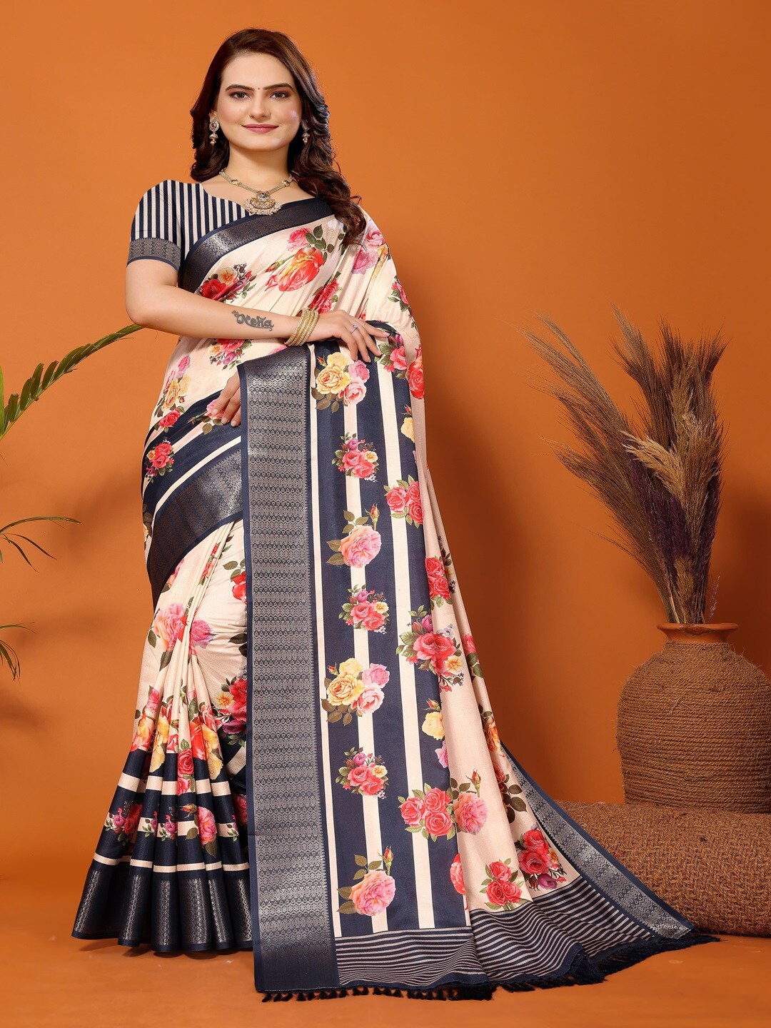 

ARYZE Floral Printed Zari Detailed Saree, Cream