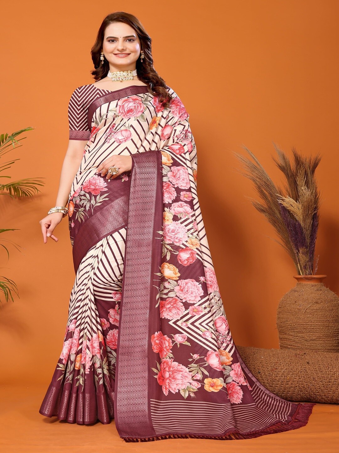 

ARYZE Floral Printed Zari Detailed Saree, Cream