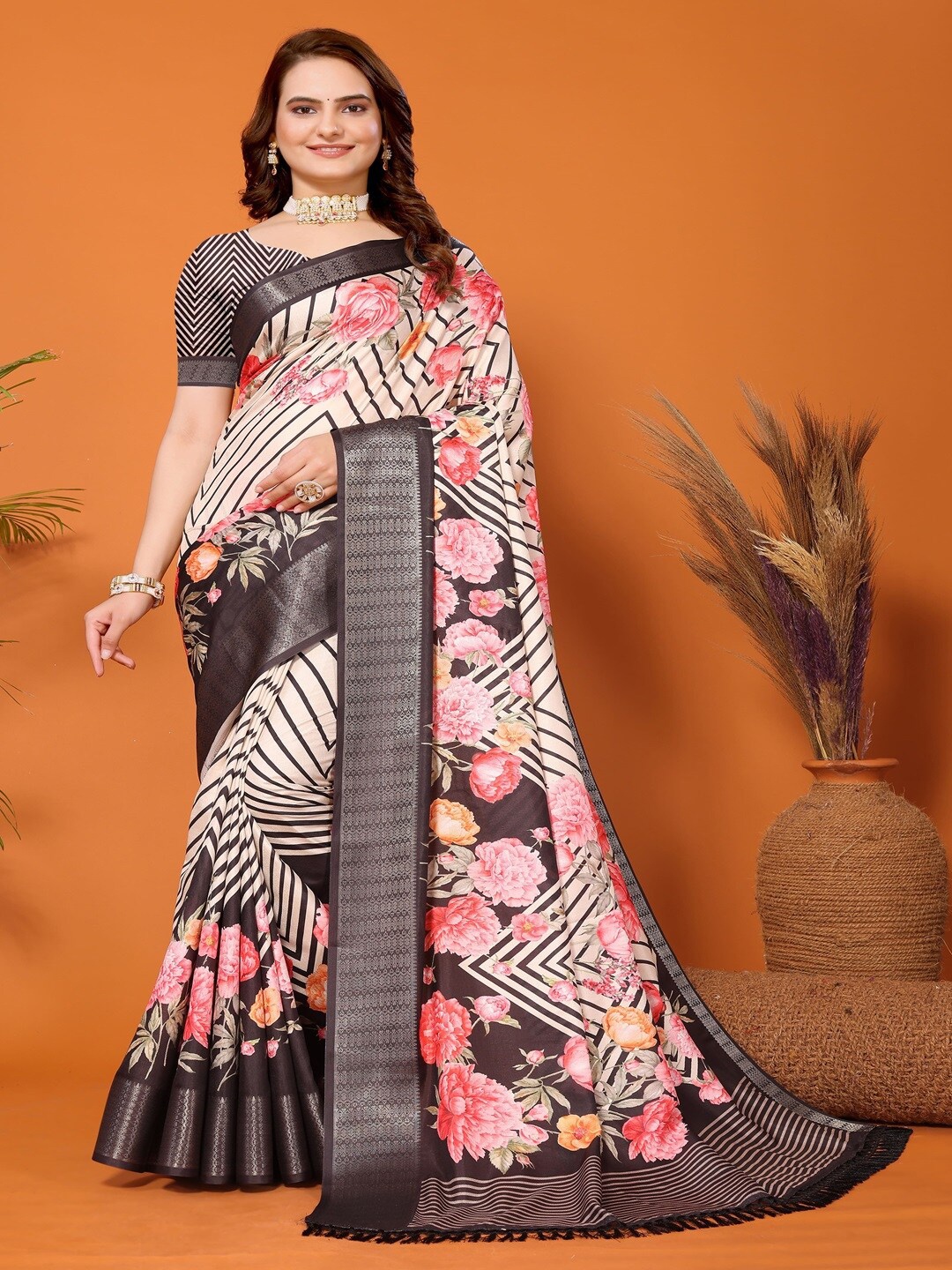 

ARYZE Floral Printed Zari Detailed Saree, Cream