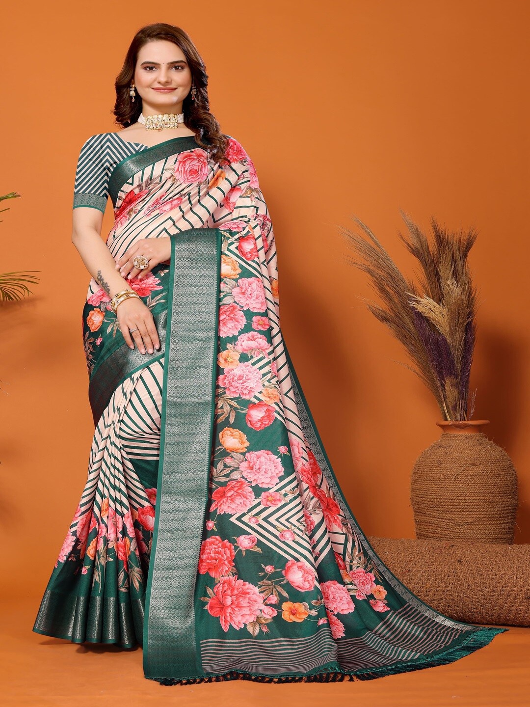 

ARYZE Floral Printed Zari Detailed Saree, Cream