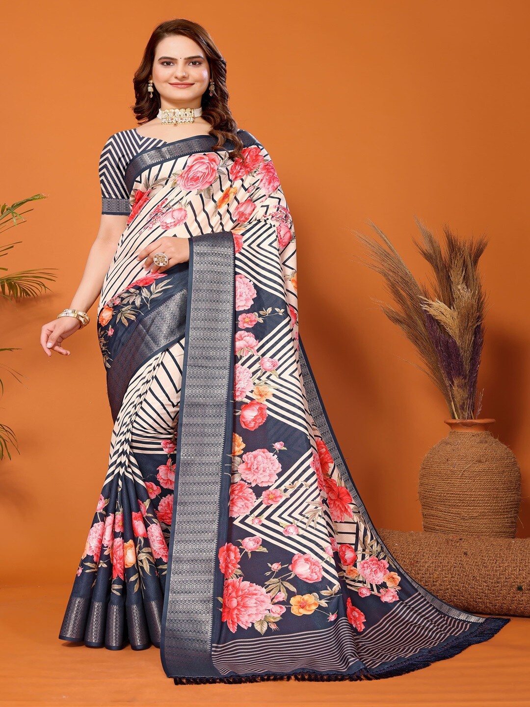 

ARYZE Floral Printed Zari Detailed Saree, Cream