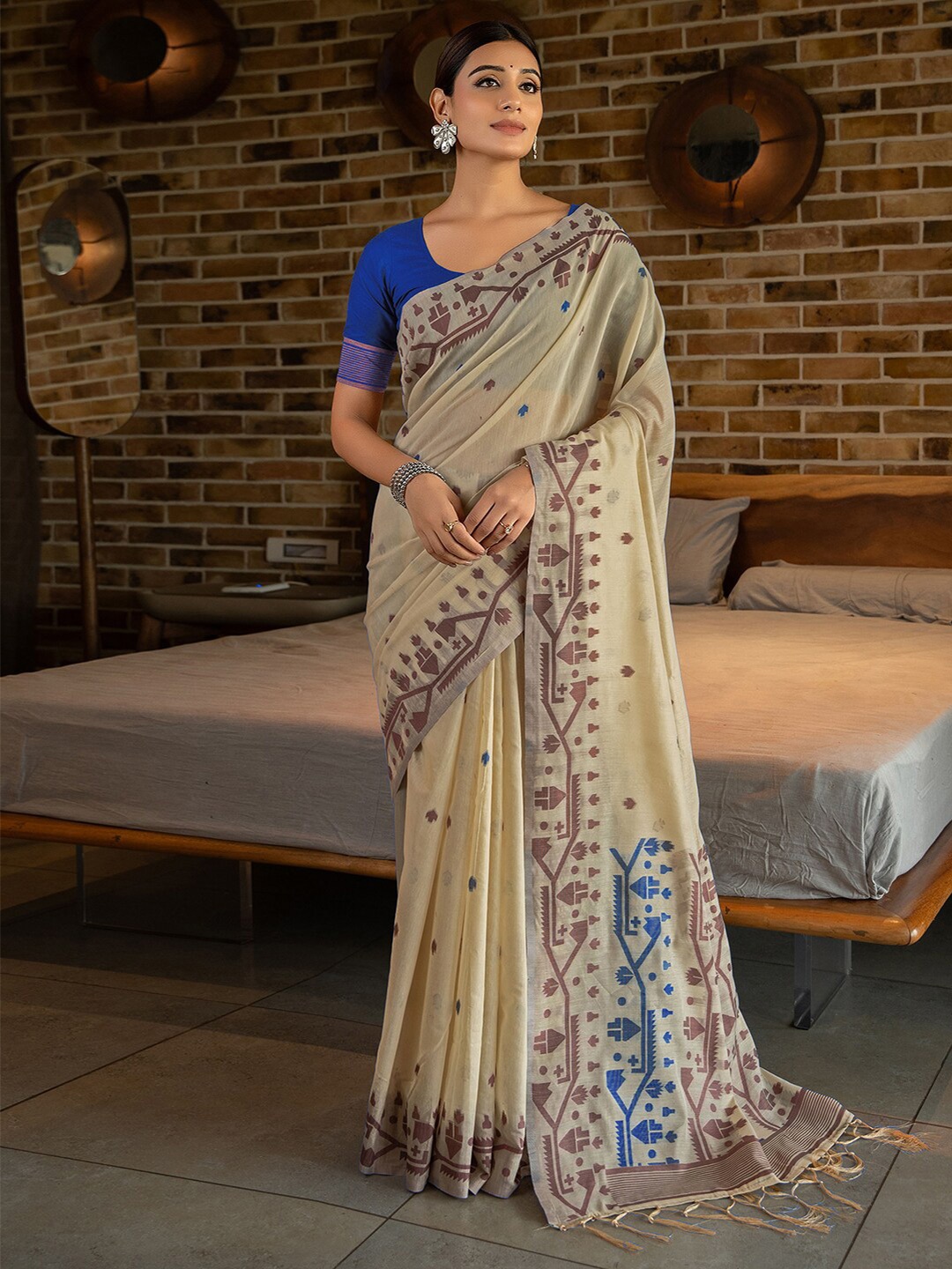 

Satrani Beige Ethnic Motifs Woven Design Banarasi Saree