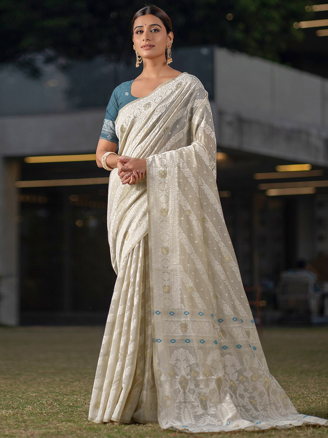 

Satrani Beige Floral Woven Design Zari Jamdani Saree