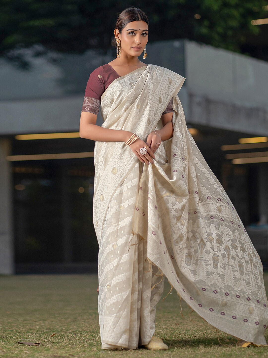 

Satrani Beige Floral Woven Design Jamdani Saree
