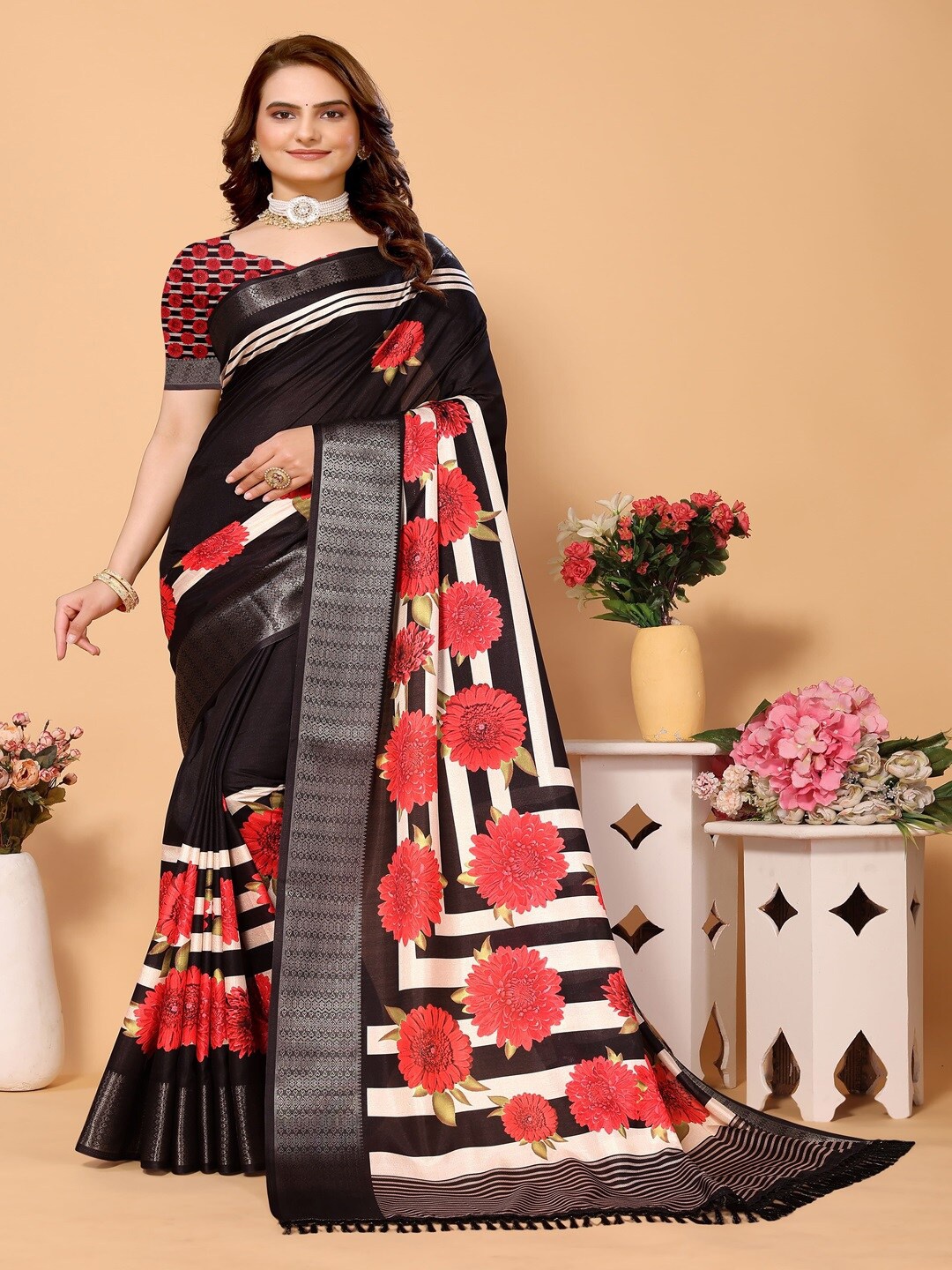 

ARYZE Floral Printed Zari Detailed Saree, Black