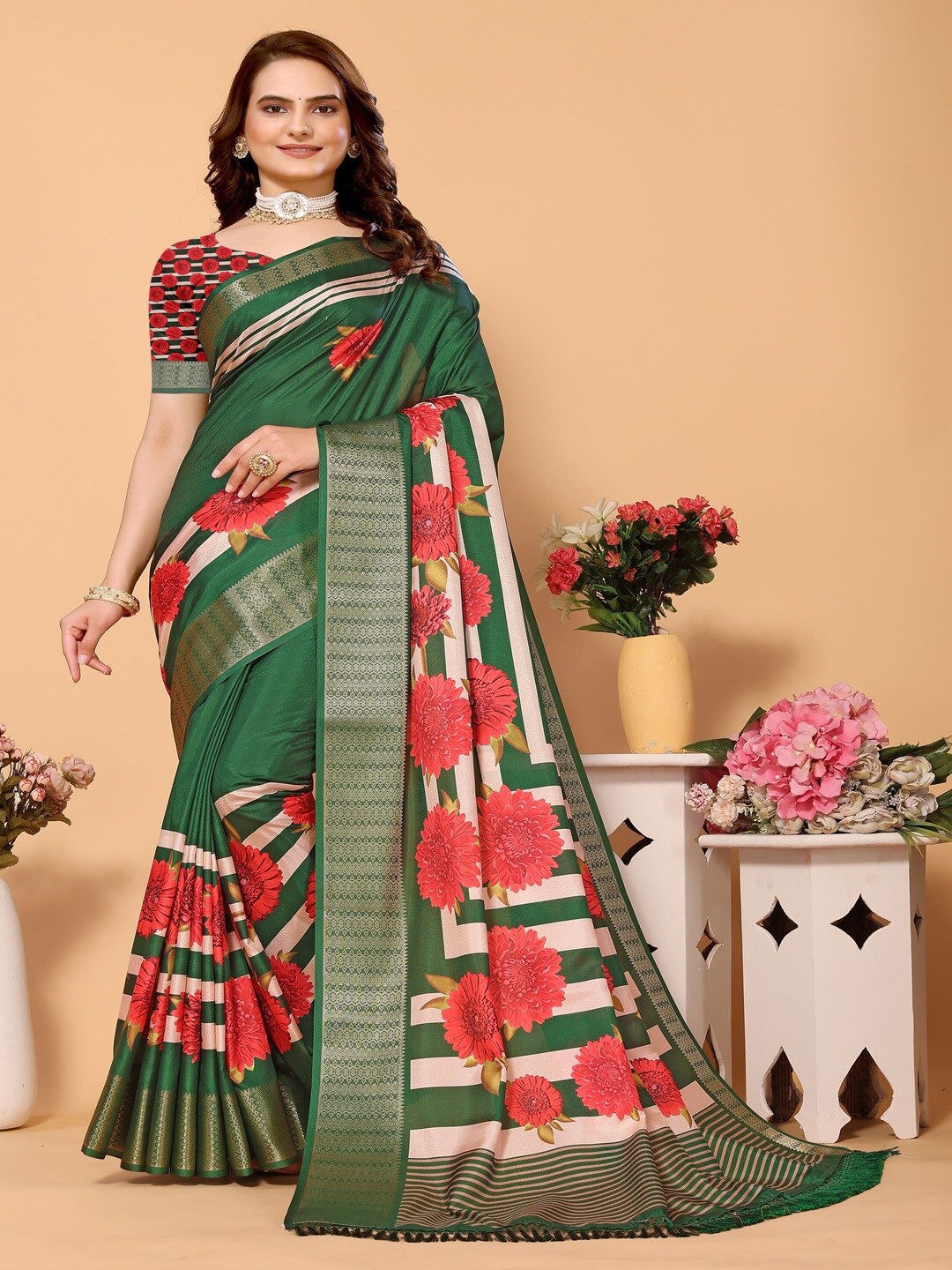 

ARYZE Floral Printed Zari Detailed Saree, Green