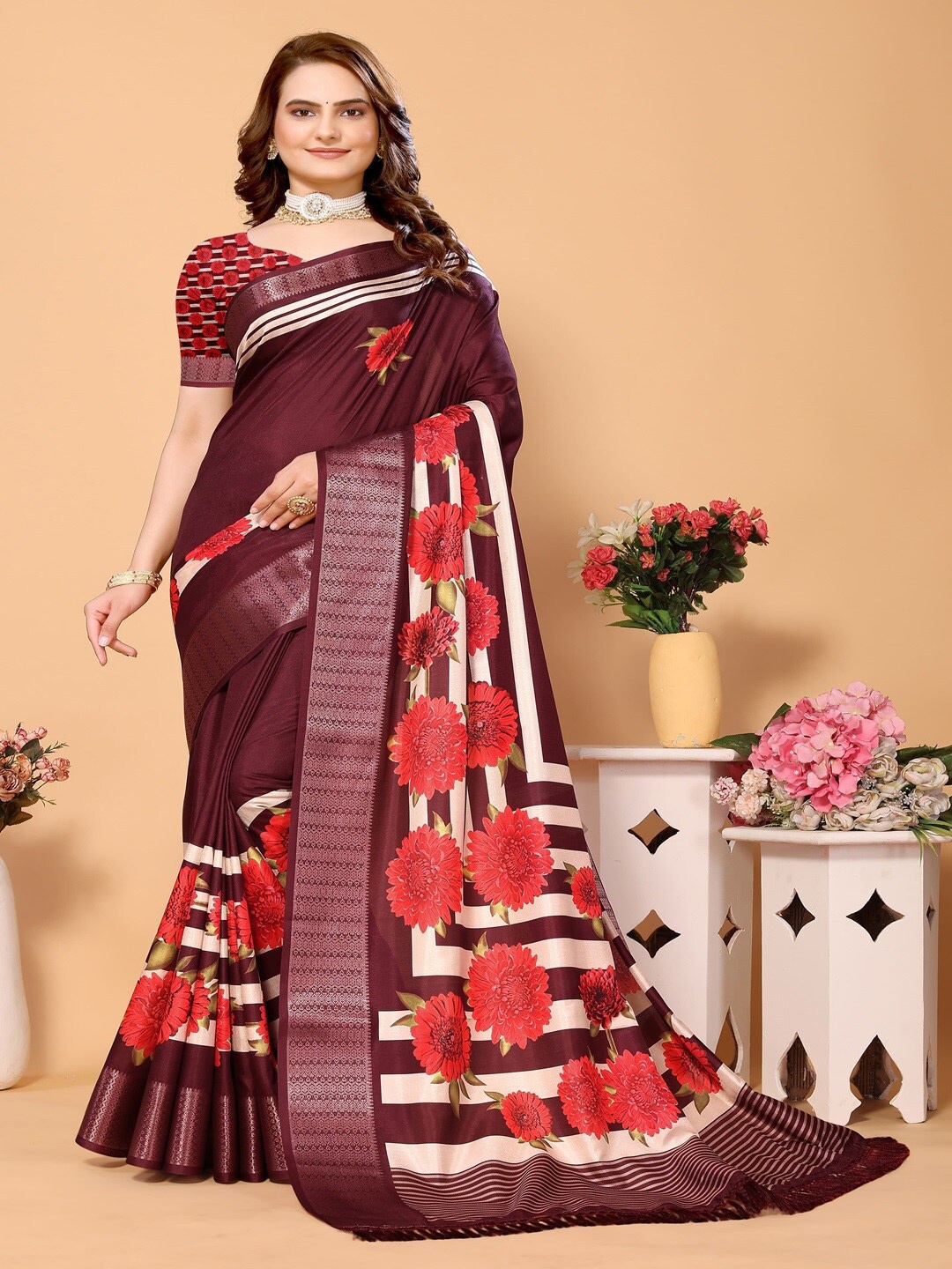 

ARYZE Floral Printed Zari Detailed Saree, Maroon