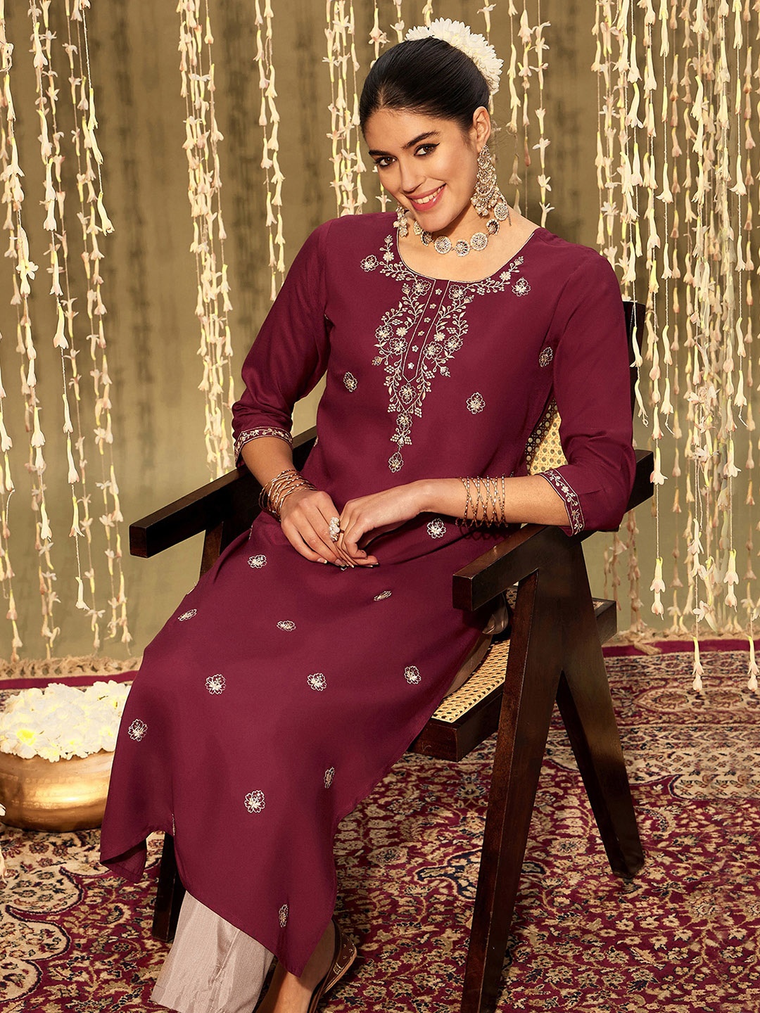 

Indo Era Women Floral Embroidered Floral Kurta, Burgundy