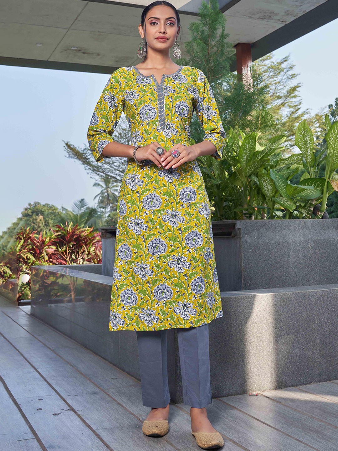 

SAKSHIPRIYA Green Floral Printed Pure Cotton Straight Kurta with Trousers