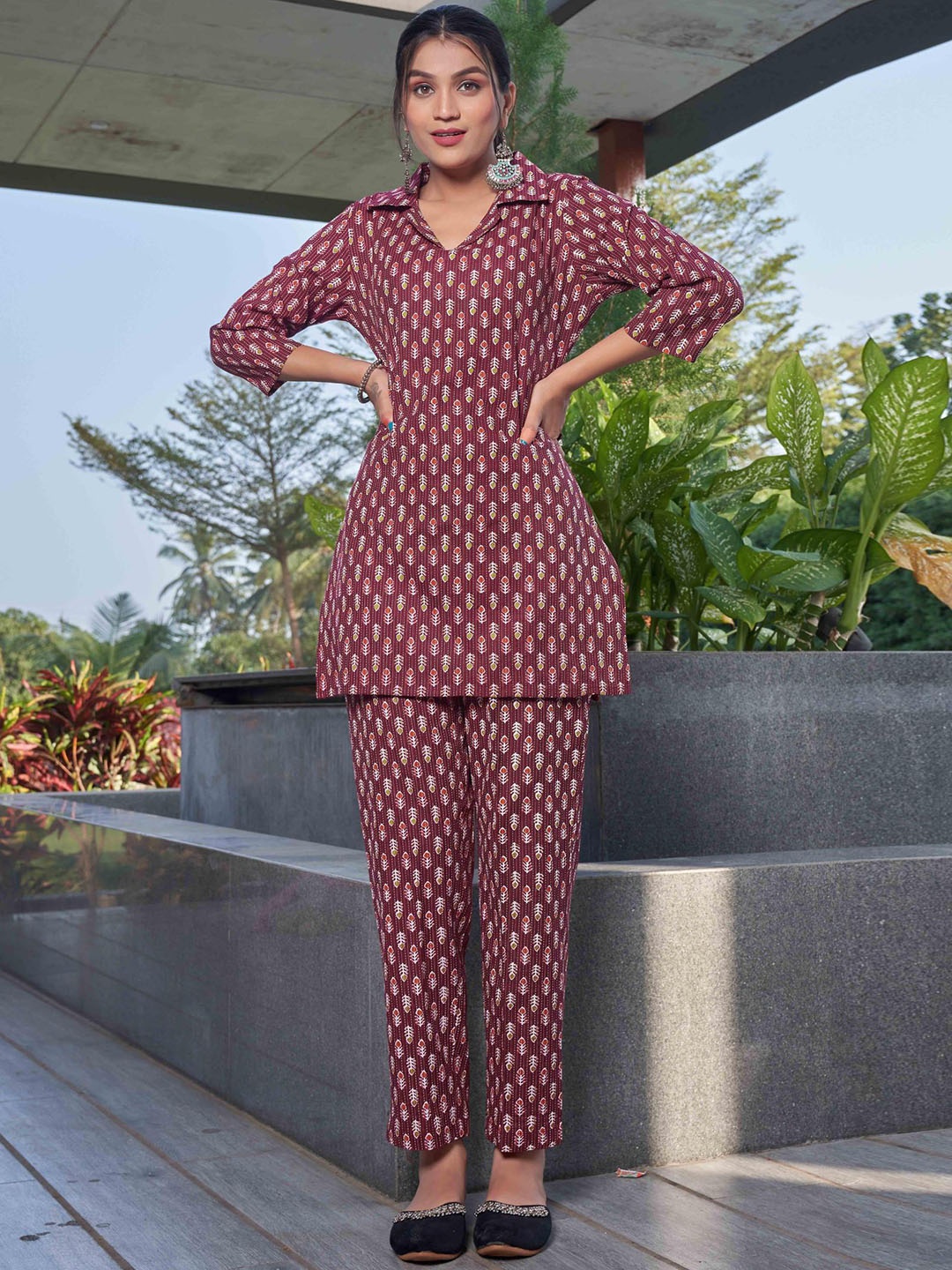

SAKSHIPRIYA Women Floral Printed Regular Pure Cotton Kurti with Pyjamas, Maroon