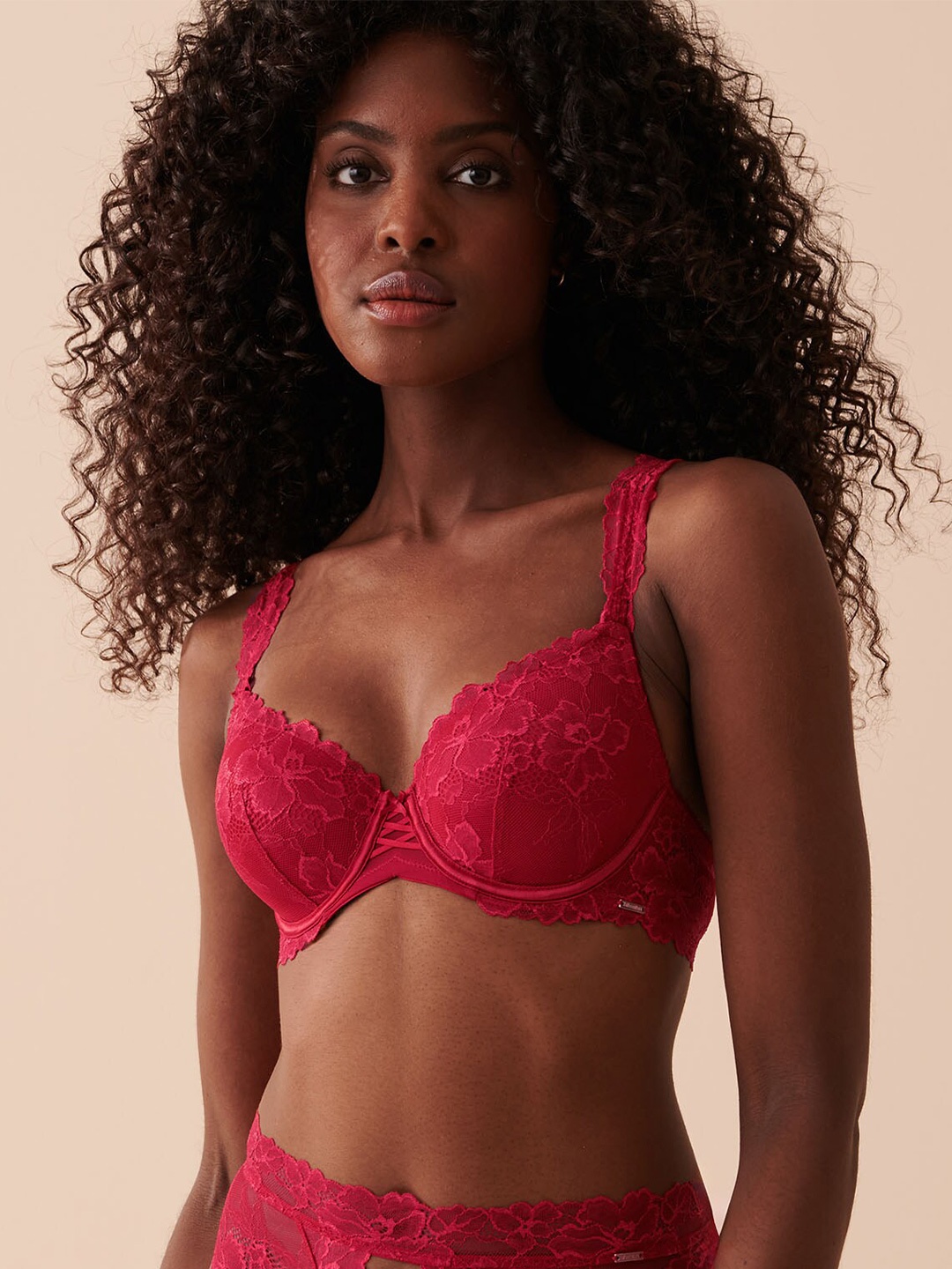 

La Vie en Rose Floral Lace Full Coverage Non Padded Everyday Bra With All Day Comfort, Red