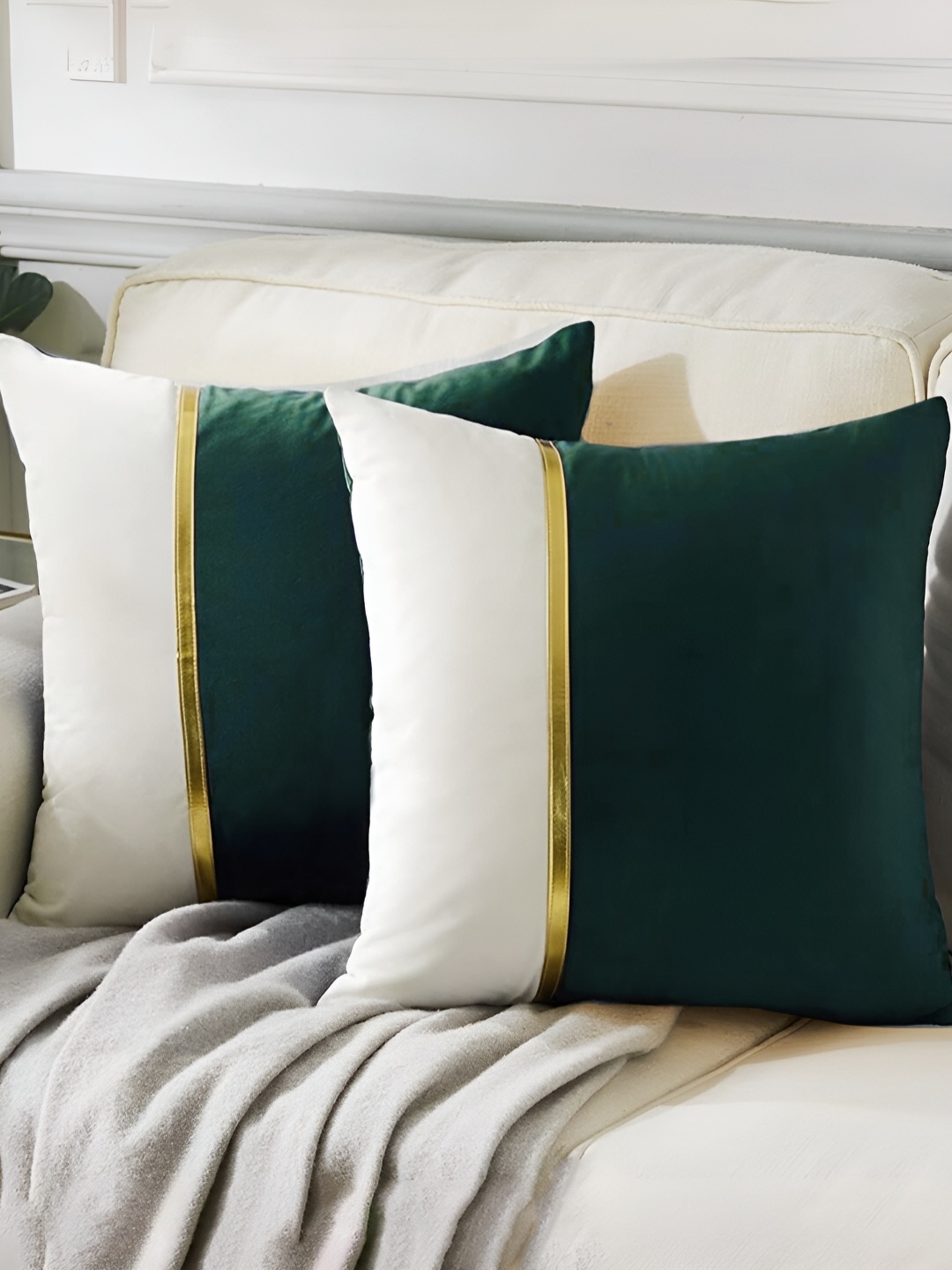 

AEROHAVEN Green & White 2 Pieces Colourblocked Reversible Square Cushion Covers