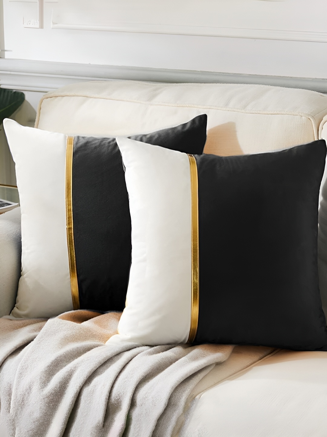 

AEROHAVEN Black & White 2 Pieces Colourblocked Reversible Square Cushion Covers