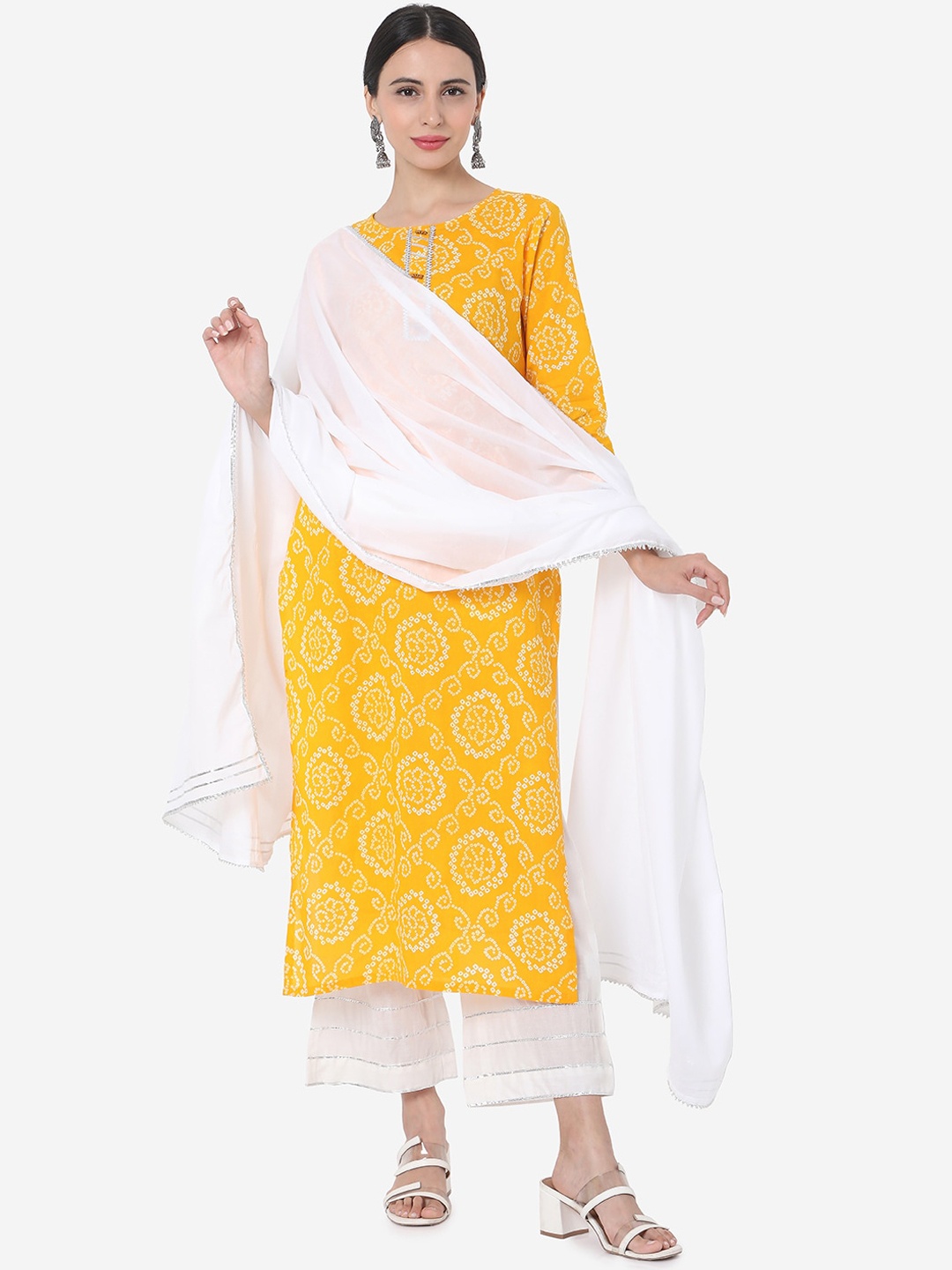 

Saanjh Round Neck Bandhani Printed Regular Gotta Patti Kurta with Trousers & With Dupatta, Yellow