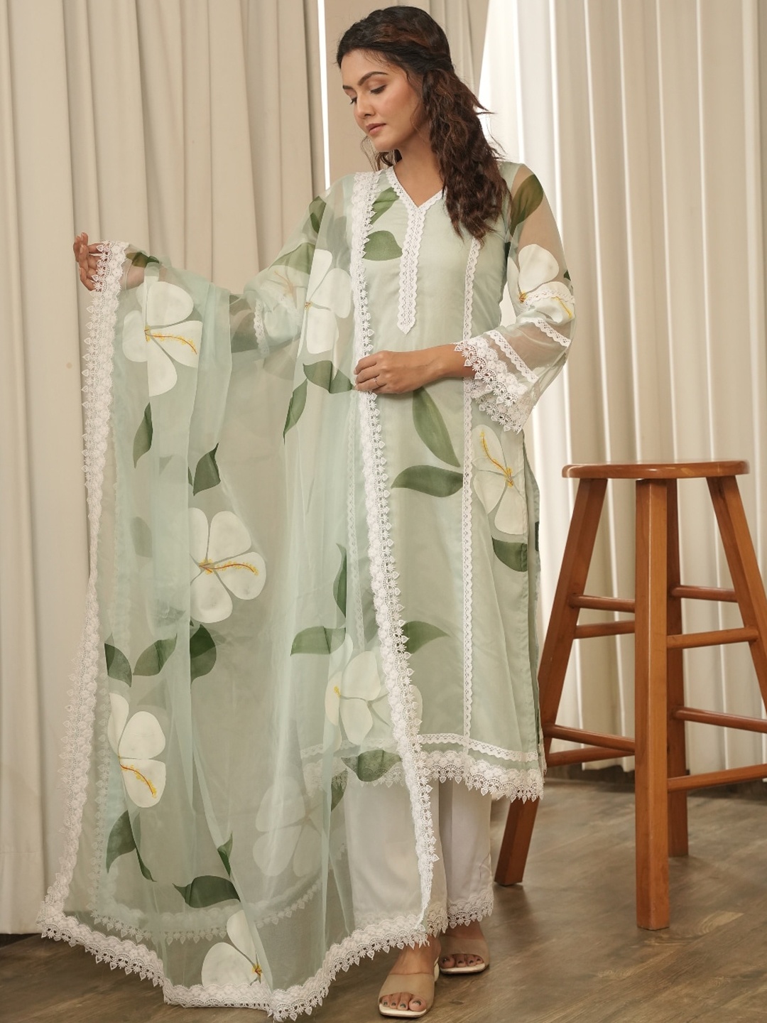 

OneWe Floral Regular V-Neck Long Sleeves Kurta With Trousers & Dupatta, Green