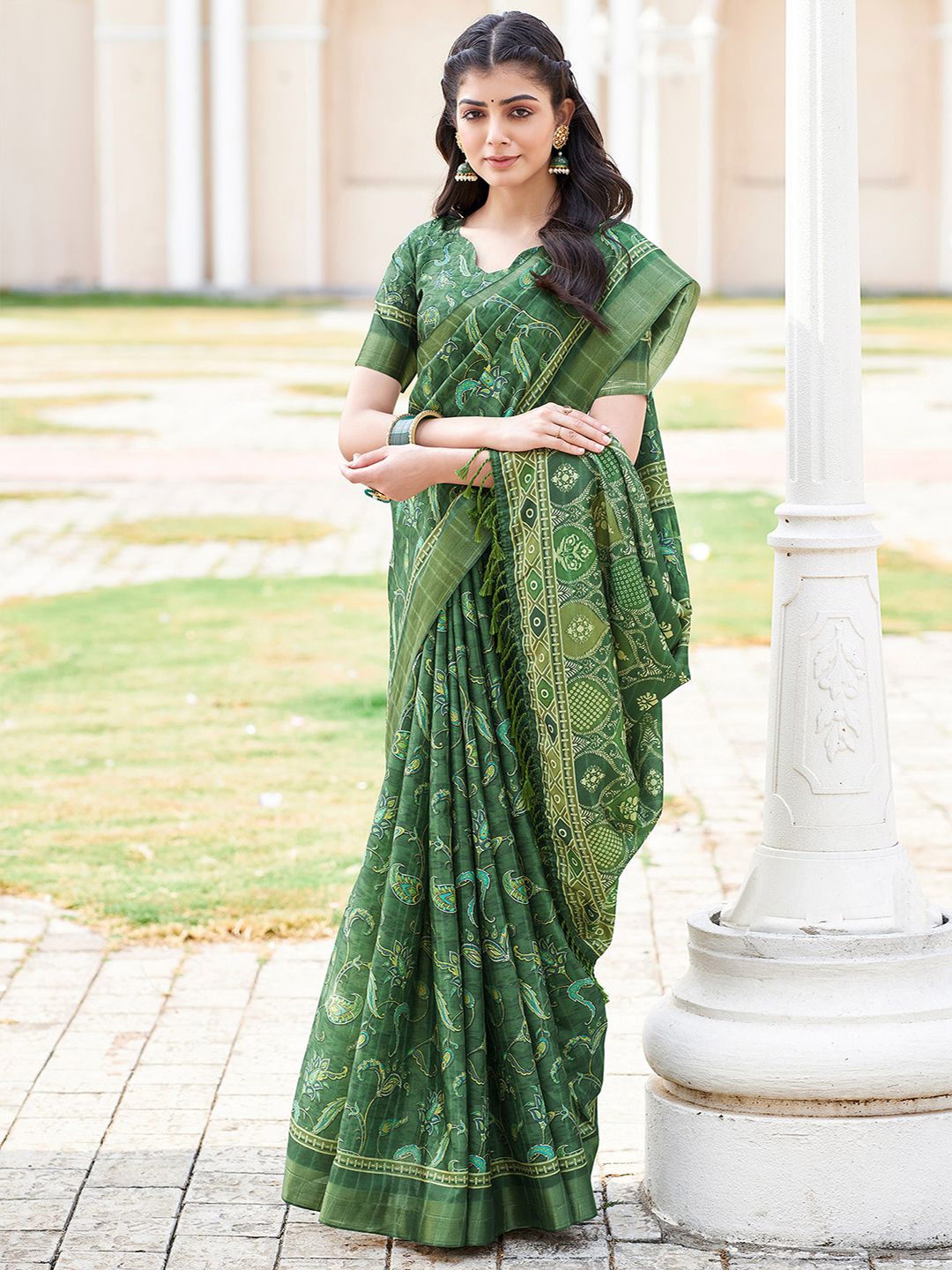 

Mitera Green & Beige Abstract Printed Zari Sungudi Saree