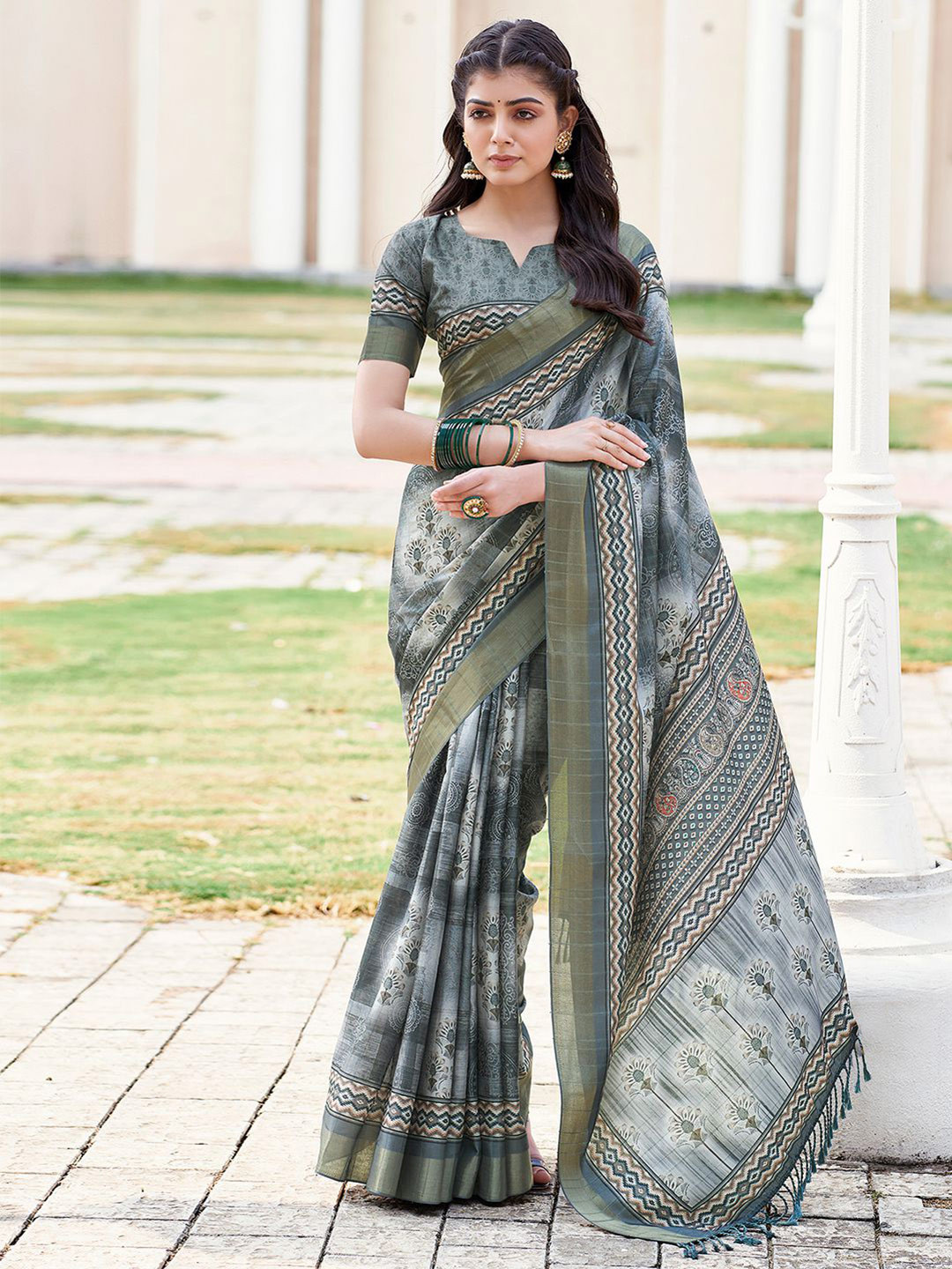 

Mitera Grey Ethnic Motifs Printed Zari Sungudi Saree