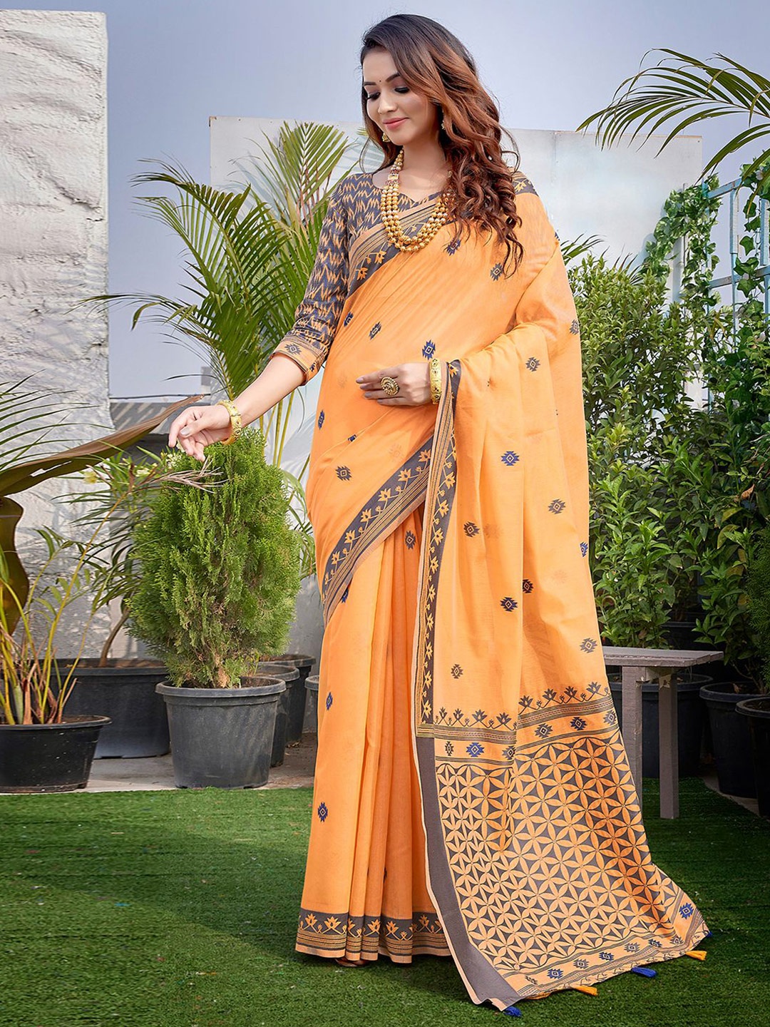 

Mitera Orange Ethnic Motifs Woven Design Silk Cotton Banarasi Saree