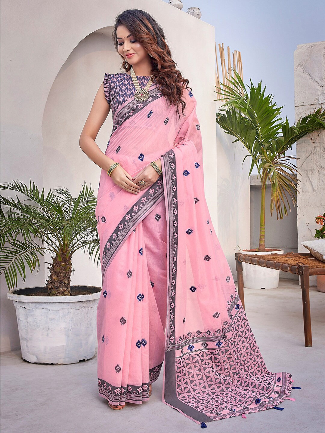 

Mitera Peach-Coloured Floral Woven Design Silk Cotton Banarasi Saree