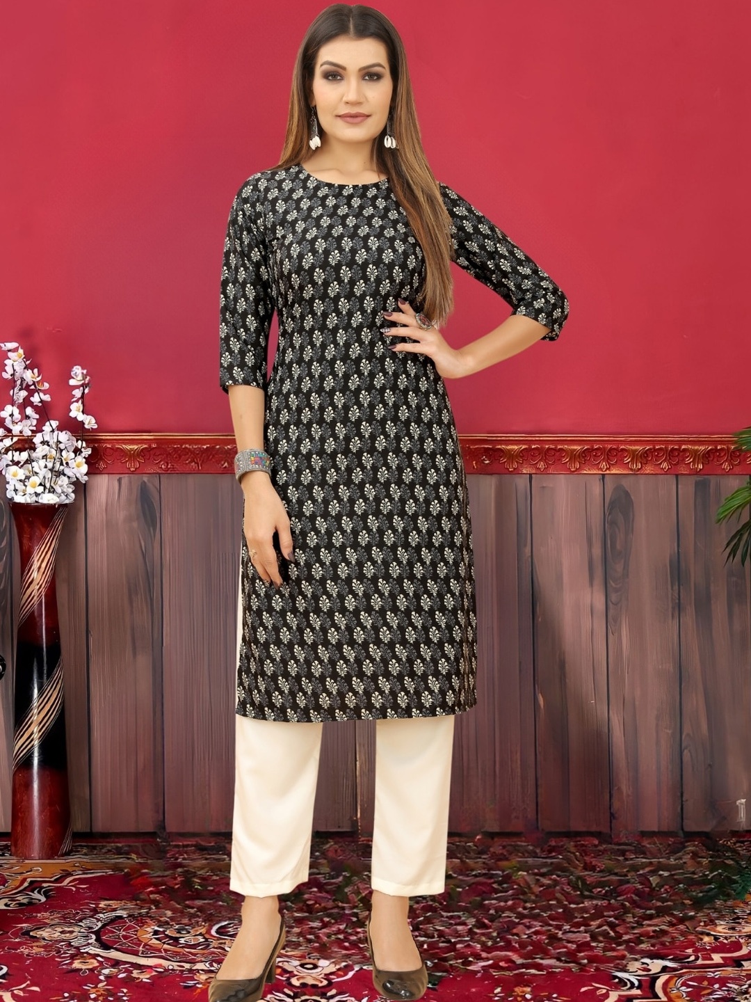 

MAGMINA Floral Printed Round Neck Kurta, Black