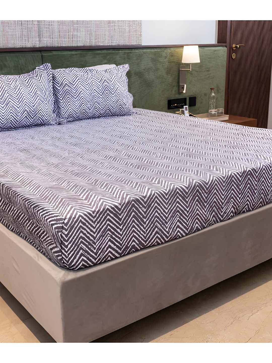 

Chann Studio Grey Geometric Microfiber 300 TC Fitted King Bedsheet With 2 Pillow Covers