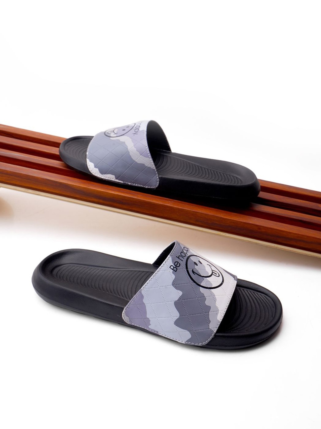 

PERY PAO Men Printed Sliders, Black