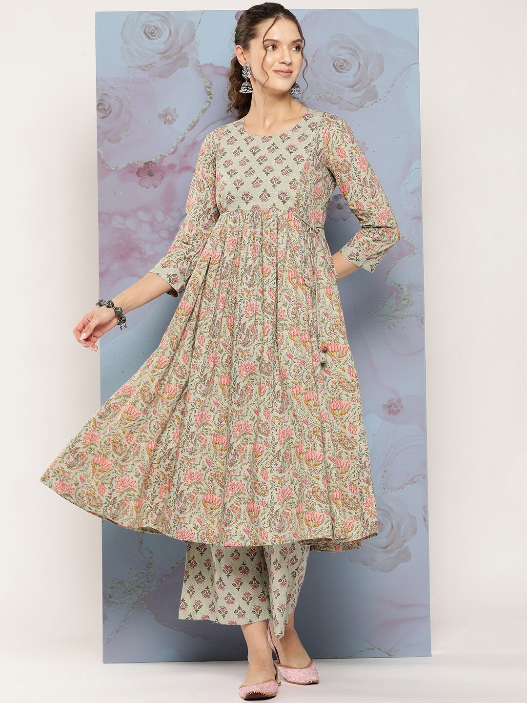 

Shaily Floral Printed Empire Kurta with Trousers, Green