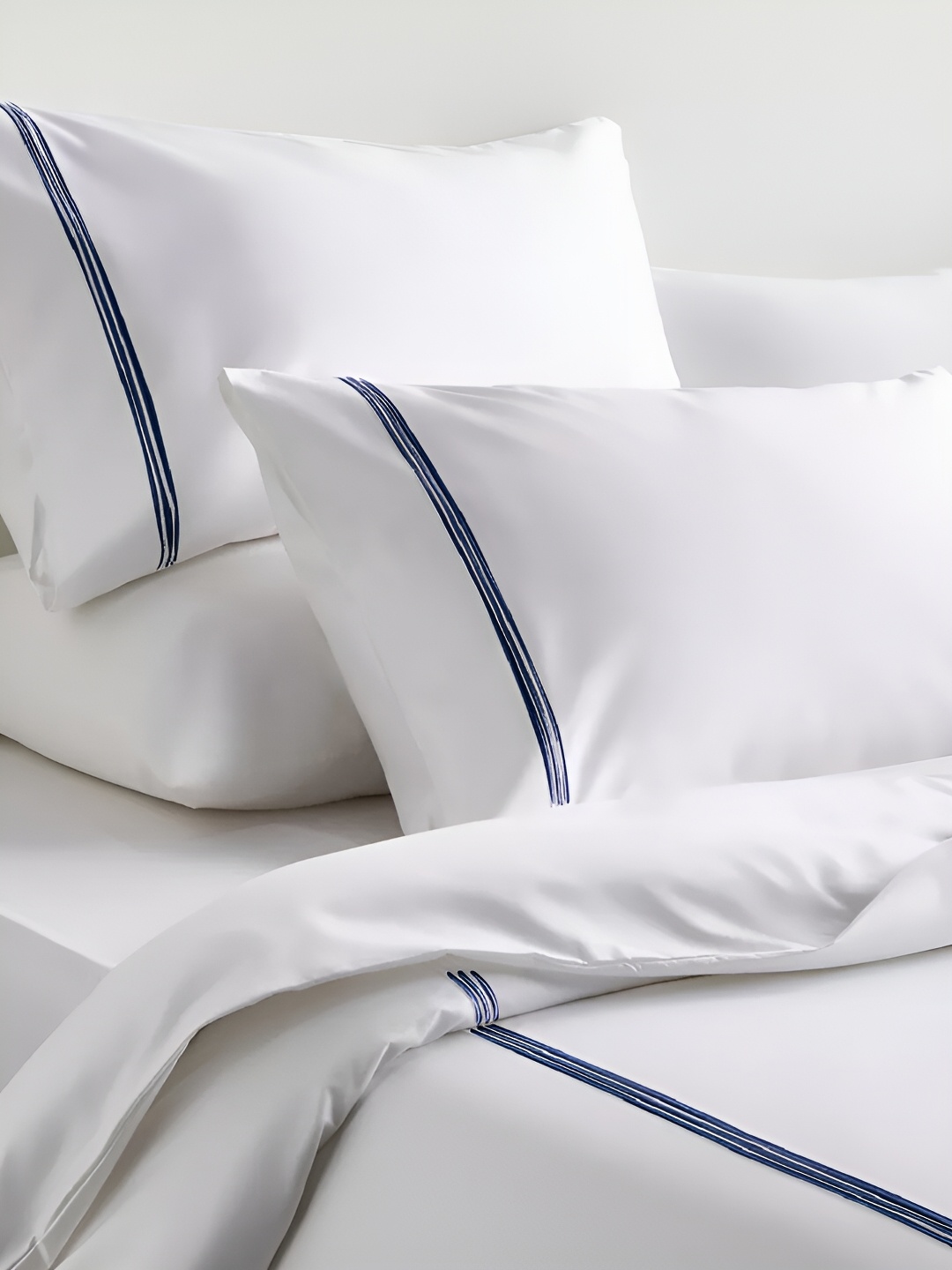 

LINENWALAS Happy Sleeping White & Navy Blue 5 Pieces 400 TC Pure Cotton Duvet Cover