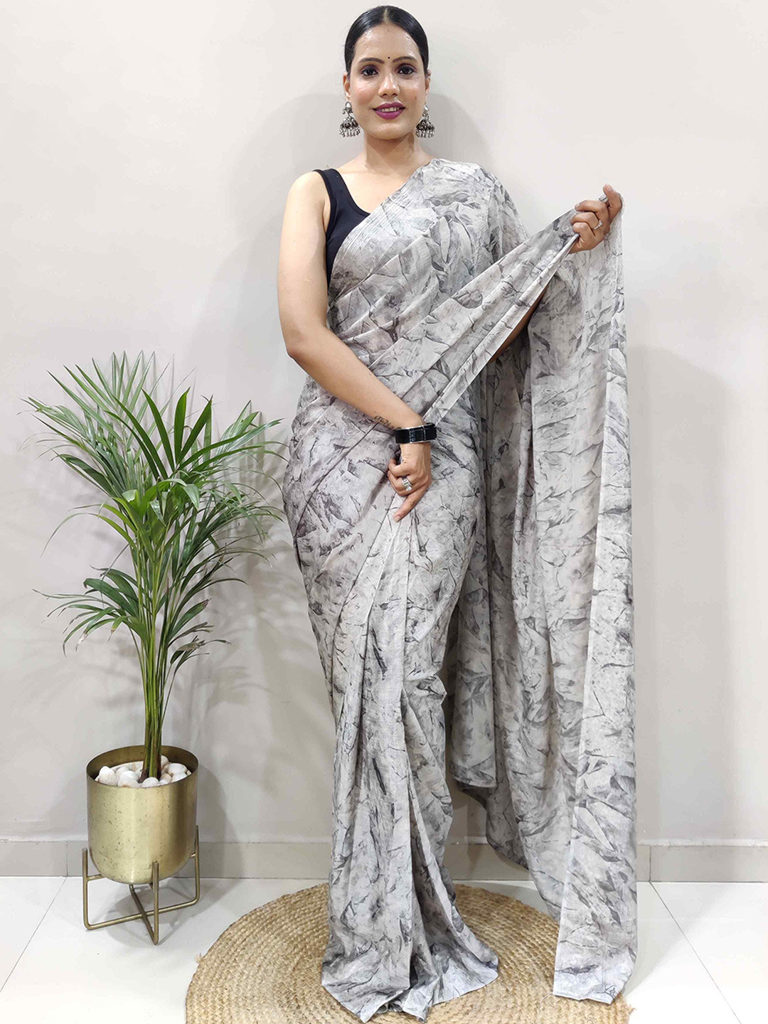 

Reeta Fashion Ready to wear Saree, Grey