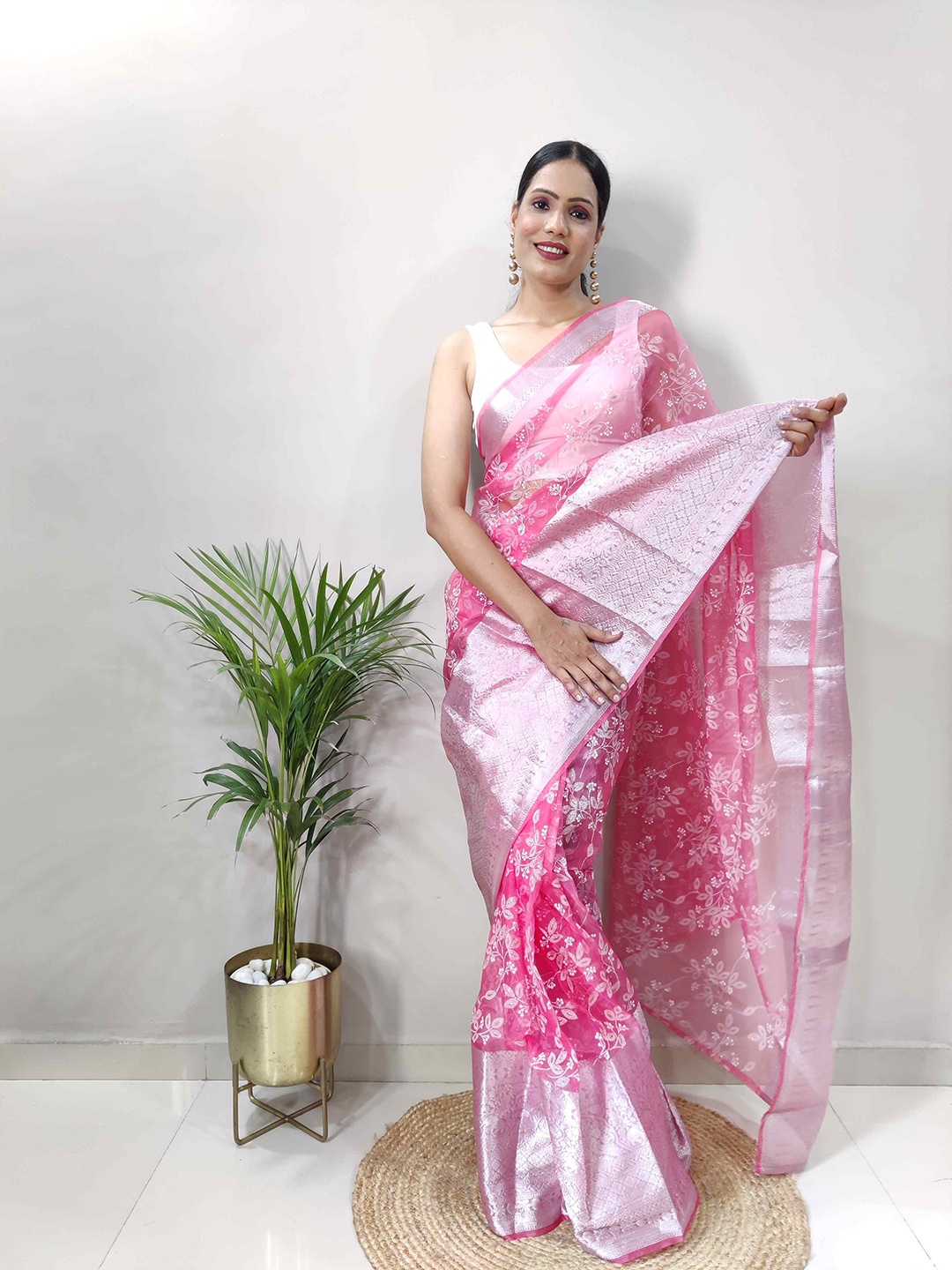 

Reeta Fashion Floral Embroidered Zari Organza Saree, Peach