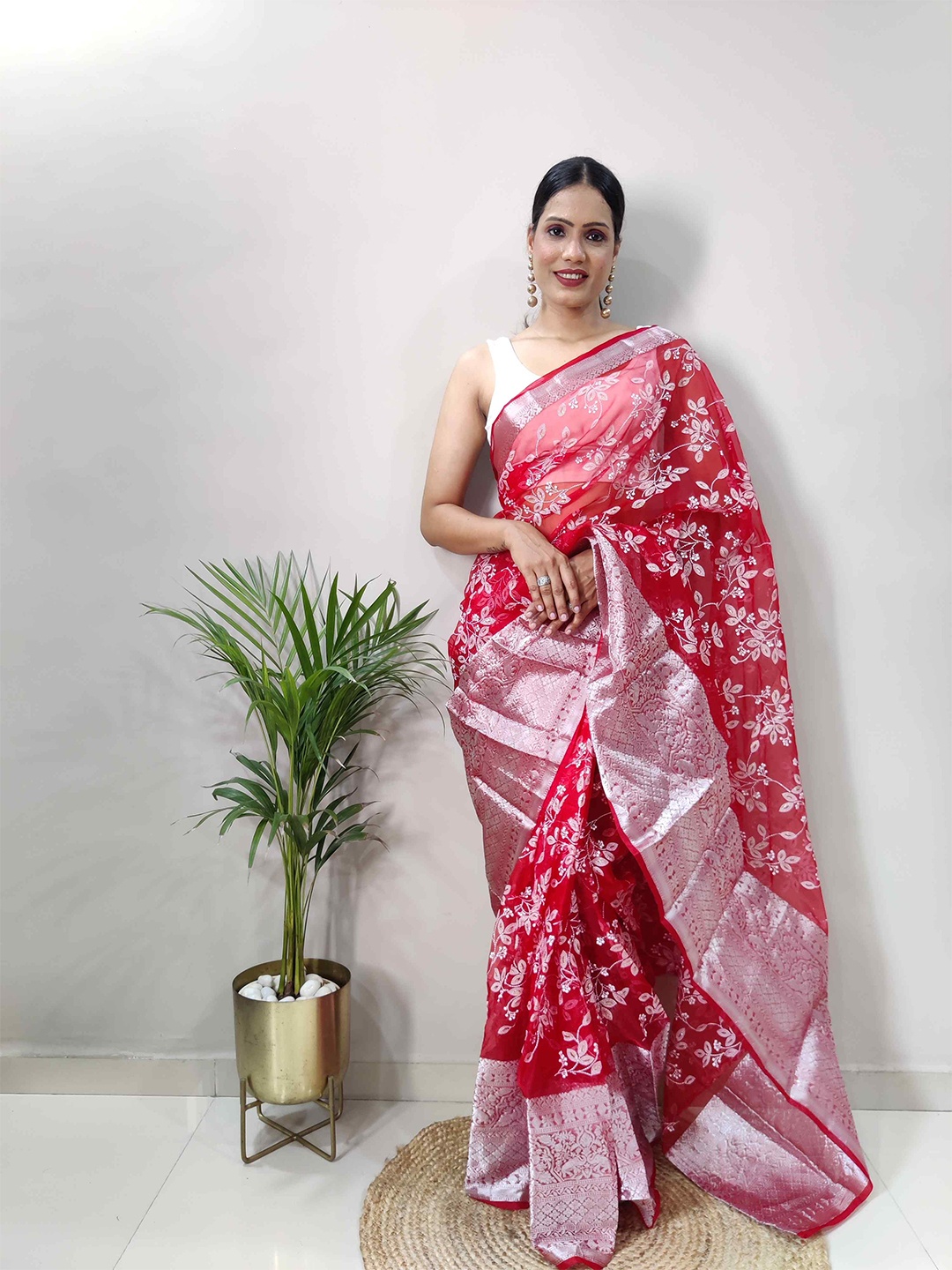 

Reeta Fashion Ethnic Motifs Zari Organza Saree, Red