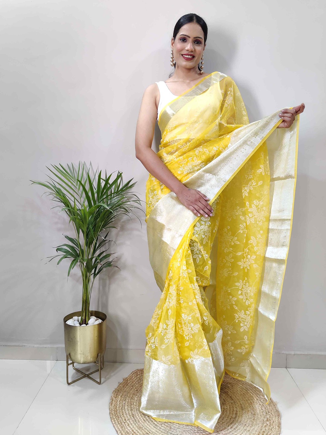 

Reeta Fashion Floral Zari Organza Saree, Yellow