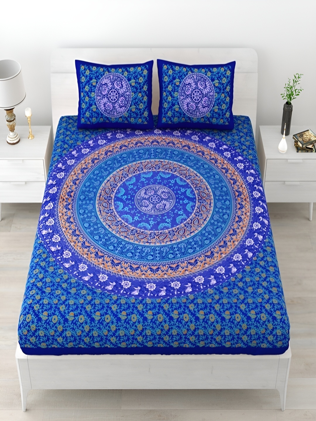 

Runjhun Blue & White Floral King Bedsheet with 2 Pillow Covers