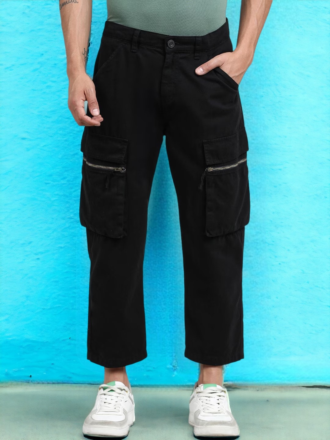 

Bene Kleed Men Loose Fit Cropped Cargos, Black