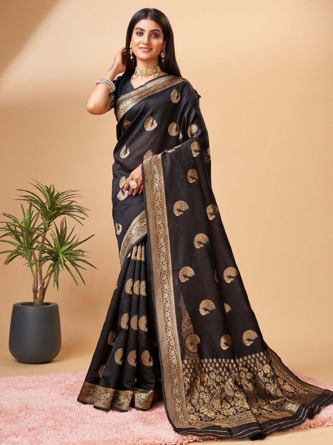 

Fospy Ethnic Motifs Woven Design Zari Banarasi Saree, Black