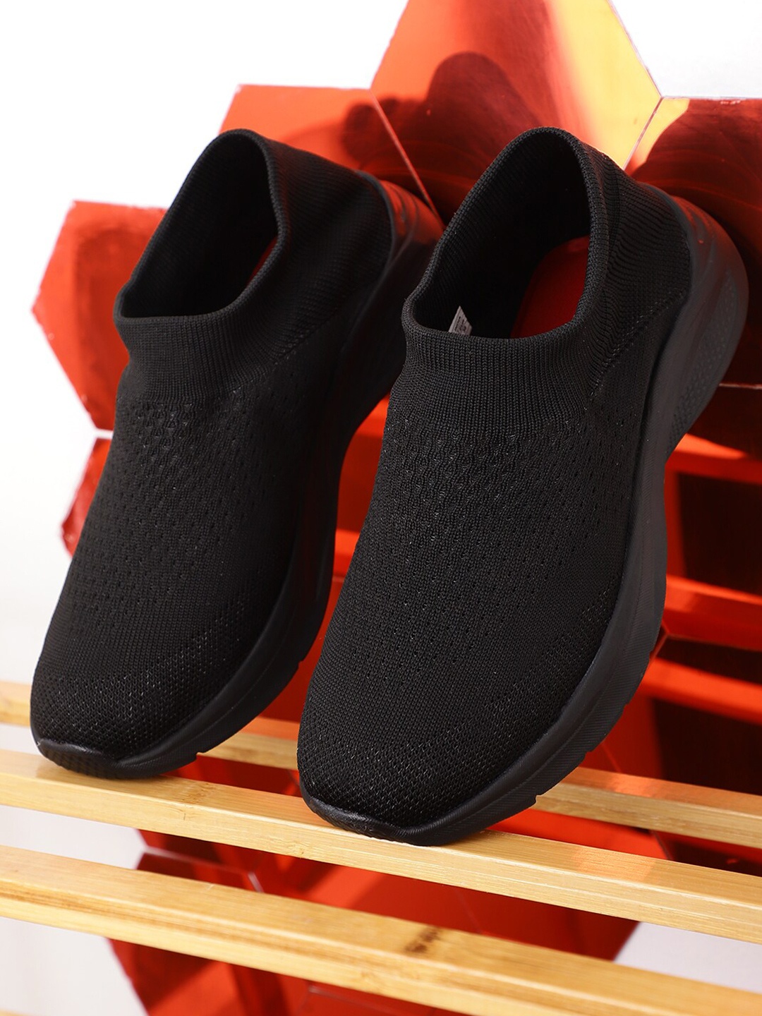 

HRX by Hrithik Roshan Women Black 3D Flex Technology Lightweight Walking Shoes