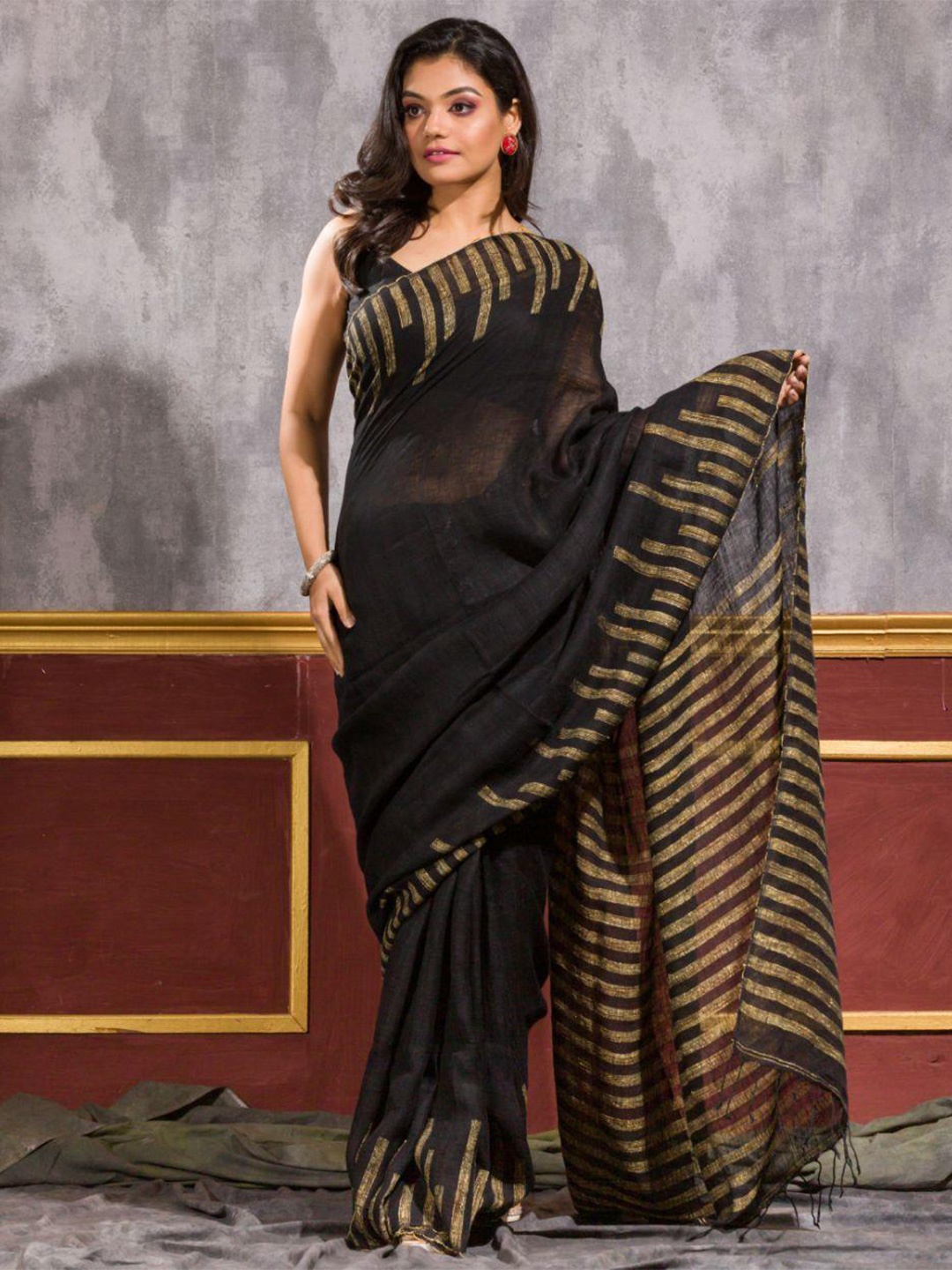 

Angoshobha Striped Pure Linen Saree, Black