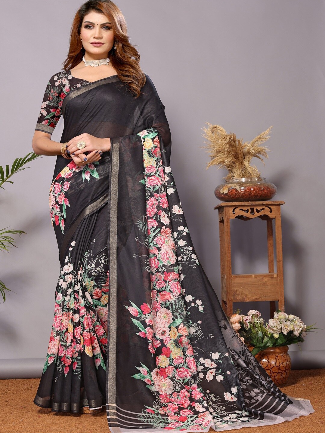 

ARYZE Floral Printed Zari Detailed Saree, Black