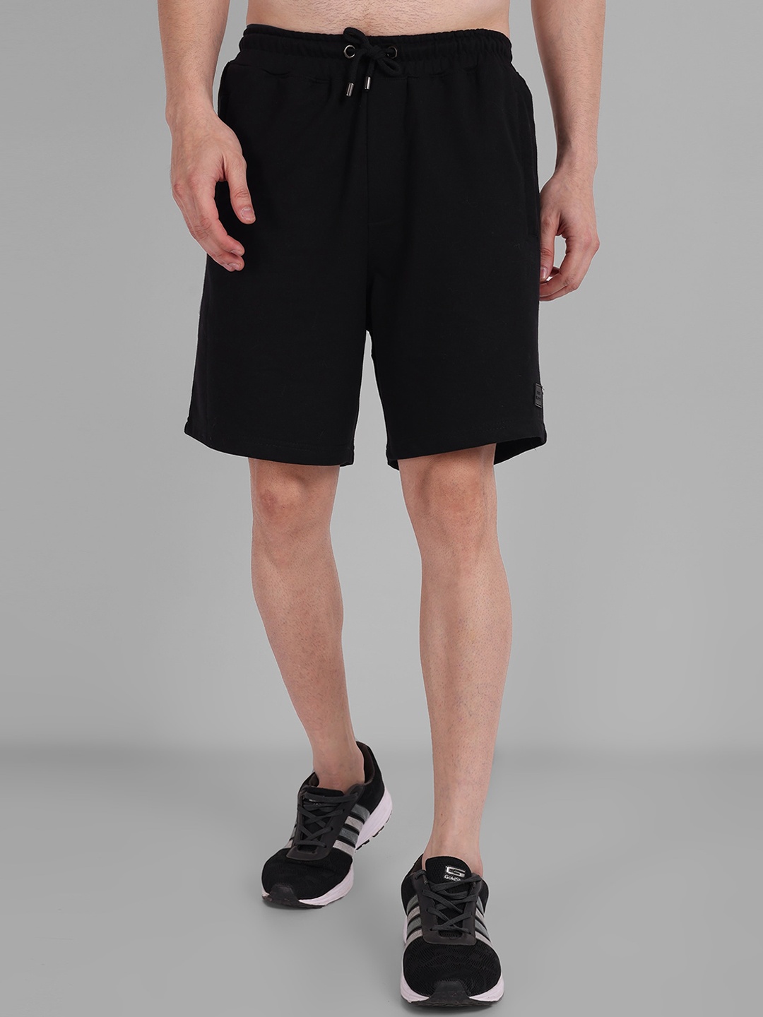 

TOMHIDDLE Men Mid-Rise Shorts, Black