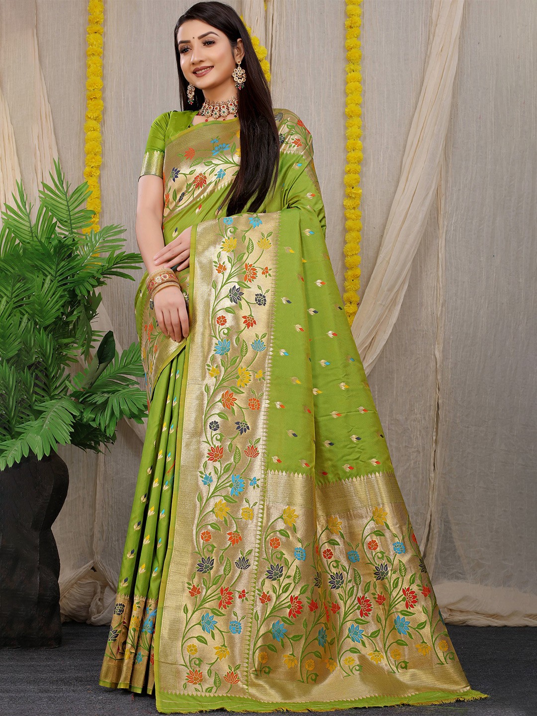 

PATIALAPICKS Woven Design Zari Pure Silk Kanjeevaram Saree, Green