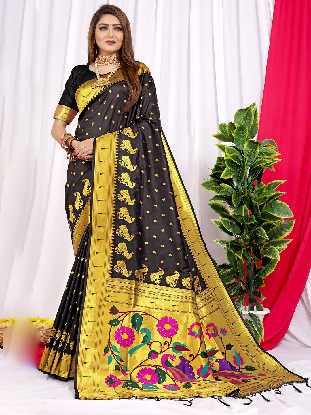 

PATIALAPICKS Woven Design Zari Pure Silk Kanjeevaram Saree, Black