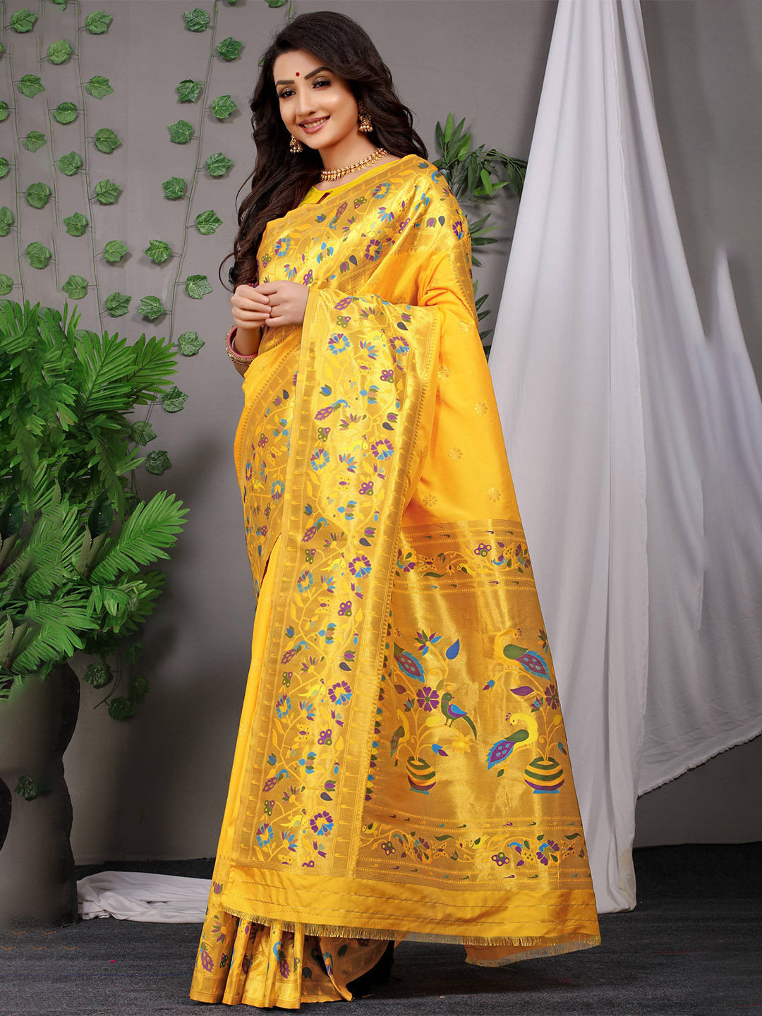 

PATIALAPICKS Woven Design Zari Pure Silk Kanjeevaram Saree, Yellow